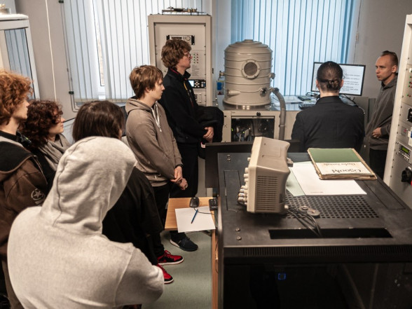 Students dive into the world of physics at the ISSP UL