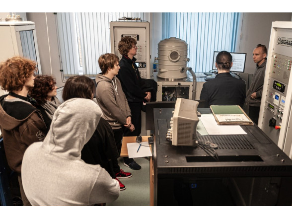Students dive into the world of physics at the ISSP UL
